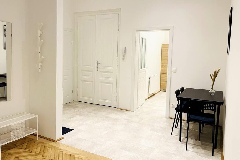 City-Center-Apartment Hip Area, Big & New Wina Bagian luar foto