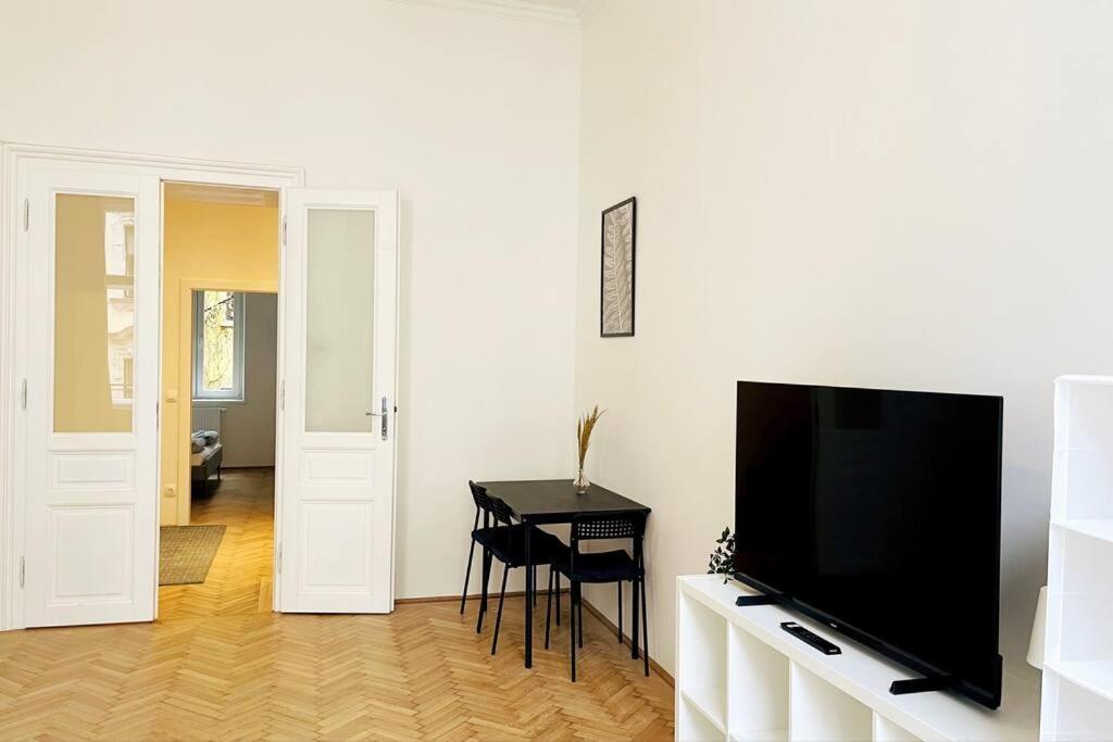 City-Center-Apartment Hip Area, Big & New Wina Bagian luar foto