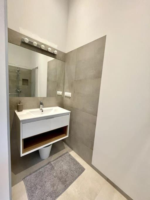 City-Center-Apartment Hip Area, Big & New Wina Bagian luar foto